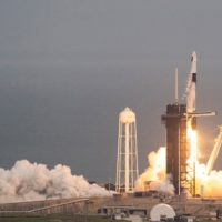 SpaceX Ukir Sejarah, Tangkap Roket Raksasa dengan 'Sumpit'